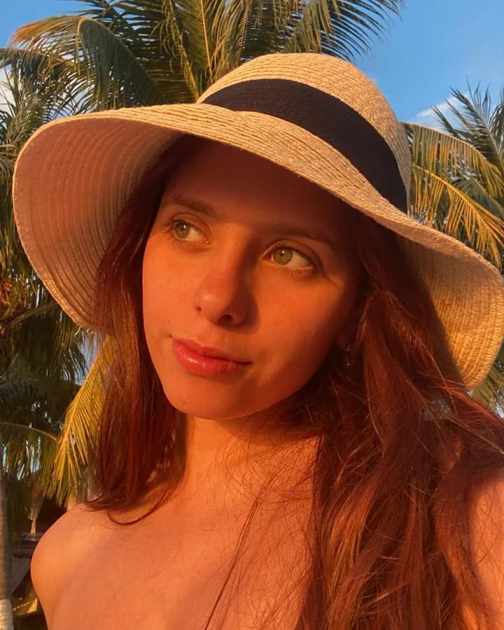 Ludmila, de Mila Creative, con sombrero de paja
